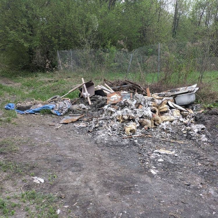Déchets divers en partie brûlés 
