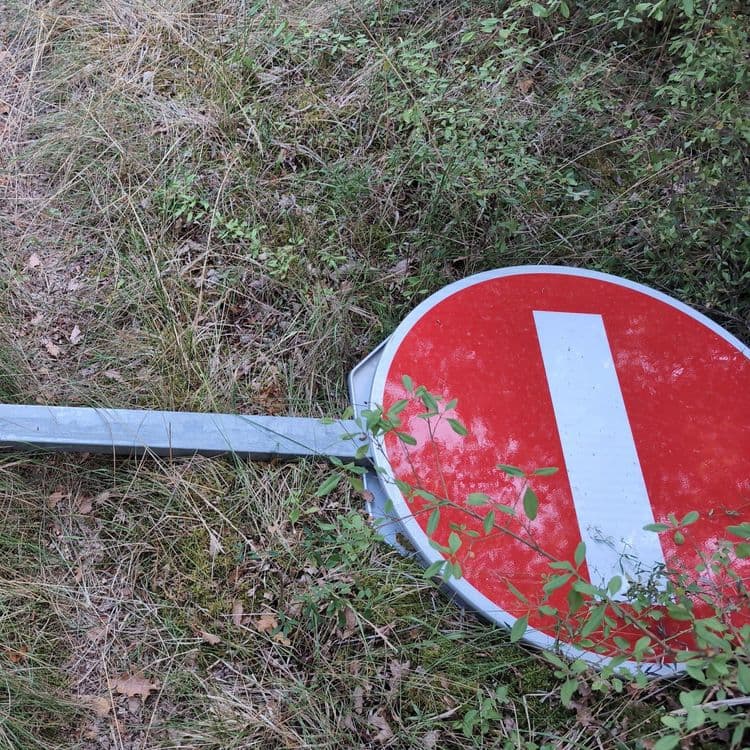 Panneau signalétique stop et sens interdit tout neuf, il doit manquer a une commune aux alentours 
