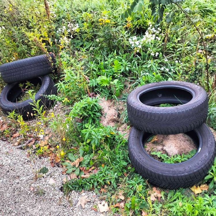 4 pneus usagés abandonnés au bord de la route 