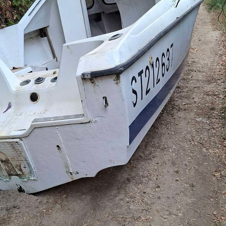 Depot sauvage d un bateau au milieu du chemin