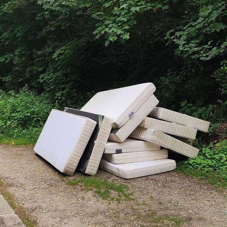 Sommiers et matelas en quantité.

