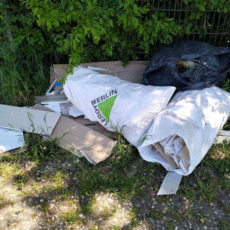 Déchets de chantier abandonnés au bord d'une route à l'arrière d'un hyper marché 