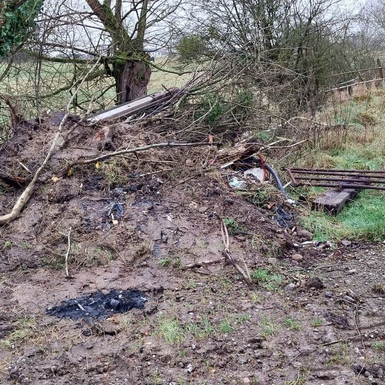 Dépôt sauvage signalé depuis longtemps a la mairie du village,  beaucoup de déchets recouvert de végétation 