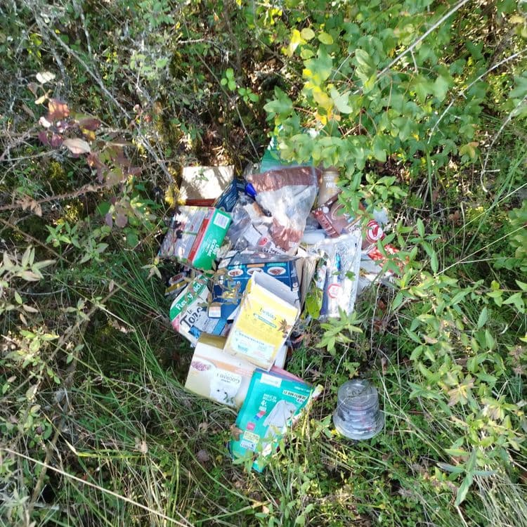 Poubelle avec plein de plastiques, au moins 3 dépôts le long de la route et en bord du chemin 
