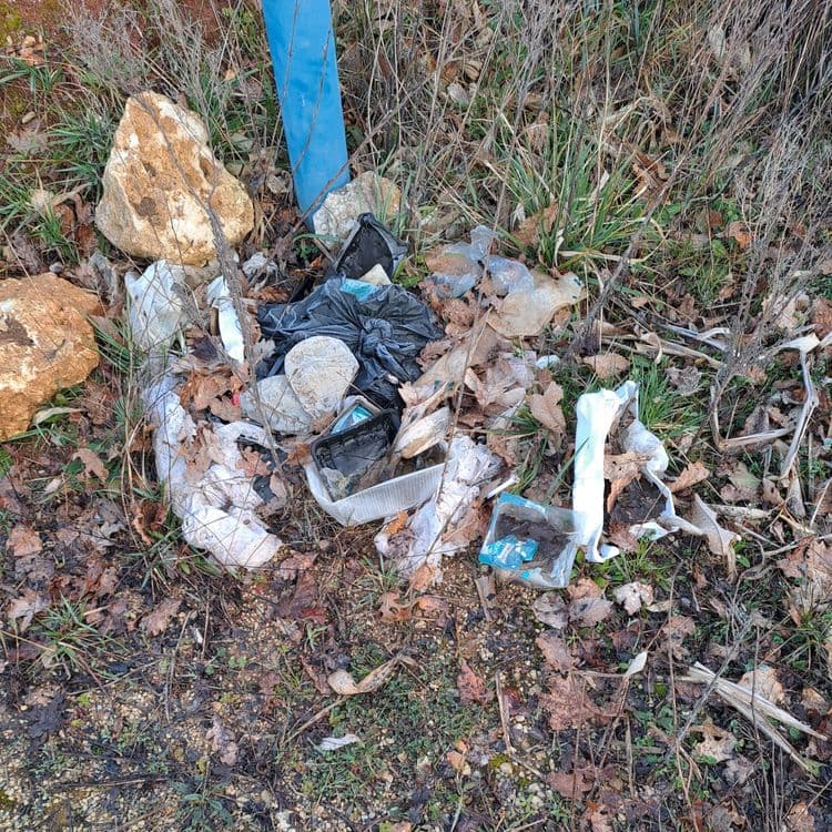 Voici une liste des déchets visibles sur la photo, avec une estimation du poids et de la quantité :

**Déchets plastiques :**

- Sacs plastiques noirs : environ 0,5 kg, au moins 2 sacs.
- Emballages plastiques transparents : environ 0,2 kg, plusieurs fragments.
- Barquettes alimentaires en plastique : environ 0,3 kg, au moins 3 barquettes.
- Couches bébé : environ 0,4 kg, au moins 2 couches.
- Autres petits plastiques : environ 0,1 kg, plusieurs petits morceaux.

**Déchets papiers :**

- Papiers divers blancs (probablement des serviettes ou du papier toilette) : environ 0,2 kg, une assez grosse masse de papier.

**Déchets divers :**

- Débris alimentaires : impossible à estimer le poids avec précision, quelques petits éléments visibles.


**Total estimé :**  Environ 1,7 kg au minimum.  Notez que ces estimations sont approximatives et peuvent varier en fonction de la taille, de l'épaisseur et du contenu des déchets.  Le poids des déchets alimentaires n’est pas pris en compte car il est impossible de le quantifier avec précision.
