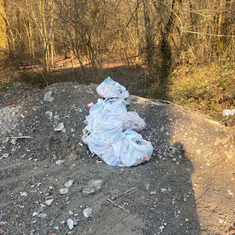 Voici une estimation des déchets présents sur la photo :

Il s'agit principalement de déchets d'emballage, probablement issus de travaux de construction ou de rénovation.  On observe plusieurs sacs poubelles blancs contenant des débris, dont on peut estimer le poids total à environ 50 kg.  Il est difficile d'être plus précis sans pouvoir examiner le contenu des sacs.  L’estimation du poids est donnée pour l’ensemble des déchets présents dans les sacs.  On peut supposer que le contenu est composé de matériaux divers : morceaux de placoplâtre, morceaux de bois, plastiques, cartons...  La quantité est estimée à 3 à 4 grands sacs poubelles de 30 à 40 litres.  

Il y a aussi de petites quantités de gravats et débris divers éparpillés autour des sacs,  d'un poids total estimé à 10 kg.  La nature de ces débris est indistincte, ils semblent provenir du chantier à proximité immédiate.  Il s'agit probablement de restes de terre, pierre, et fragments de matériaux divers.  La quantité est difficile à estimer plus précisément.


Il est important de noter qu'il s'agit d'estimations approximatives.  Une évaluation précise nécessiterait une inspection sur place.
