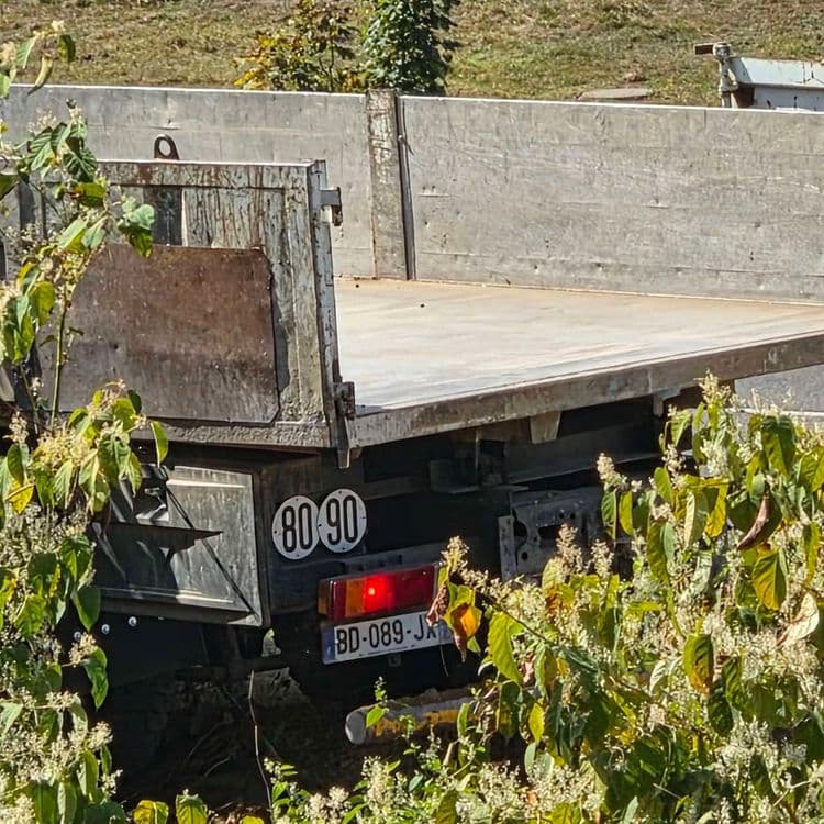 Nous avons constaté (depuis nos locaux ayant vue sur la route) un dépôt de matériaux type gravats provenant d'un camion benne de chantier. La photo des gravats en question est prise depuis la route après avoir photographié le camion lors du dépôt sauvage.