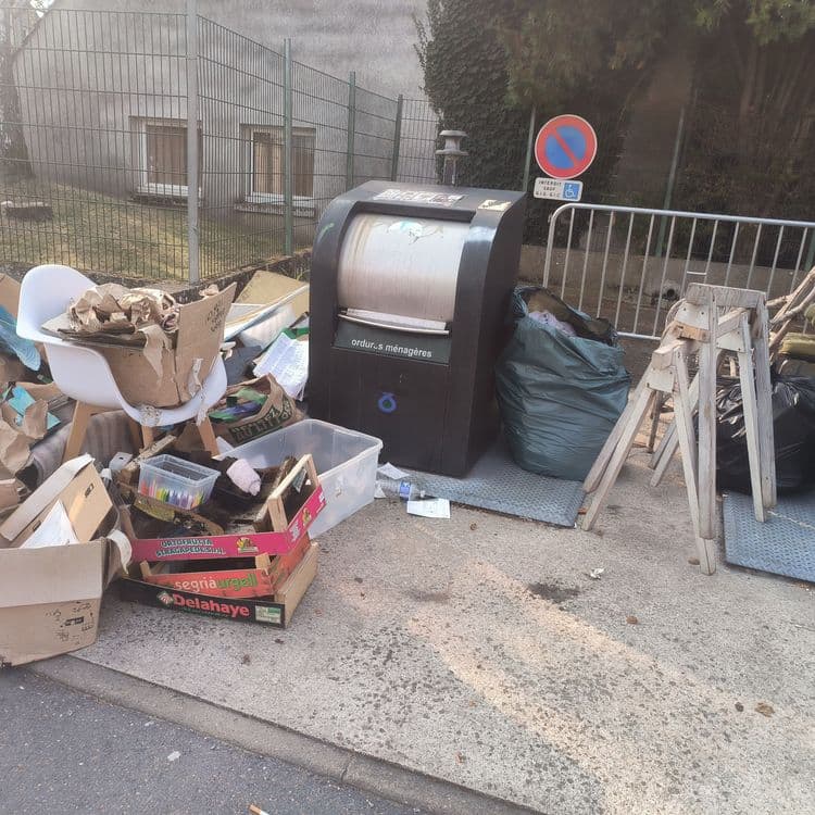 Meuble poubelle cartons bac plastique cagette en bois 