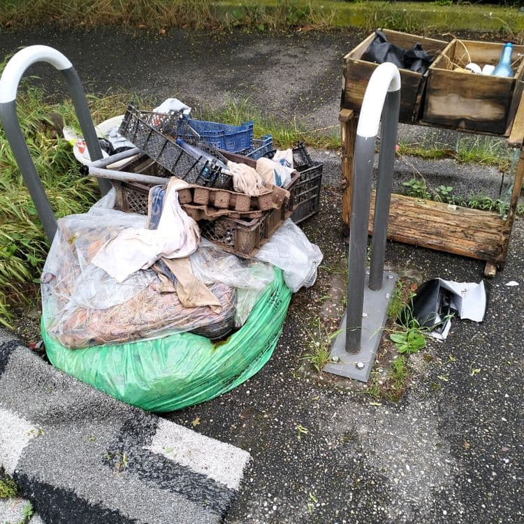 Déchets divers au droit d'un parking prévu pour les vélos 