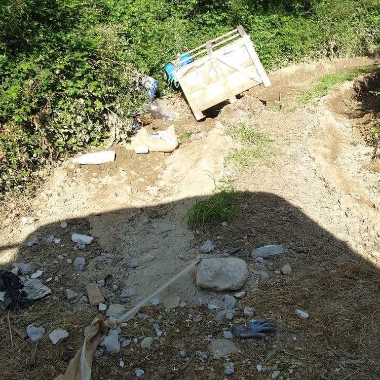 Dépôt de divers déchets de chantier pinceau, gants bois, gravats...