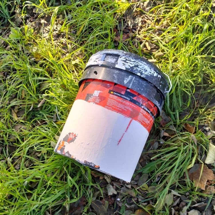 Pot de peinture abandonné au bord de la route 