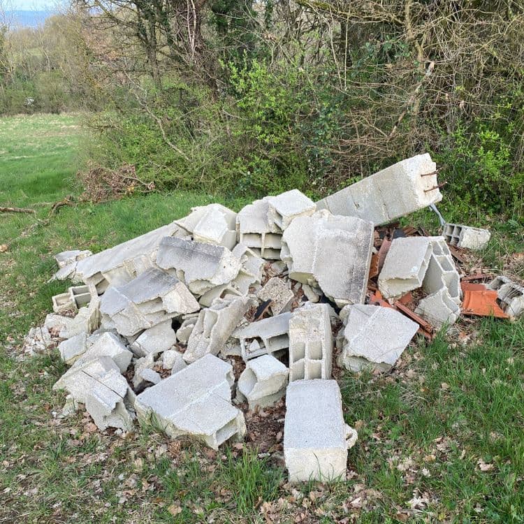 Suite à l'analyse, les déchets présents sur le site sont constitués de :

*   **Blocs de béton creux concassés :** On estime une quantité d'environ 20 blocs, représentant un poids total d'environ 150 kilogrammes.

*   **Fragments de tuiles en terre cuite :** La quantité visible est d'environ 5 fragments, pour un poids estimé à 3 kilogrammes.

*   **Poutre en béton armé:** 1 élément, estimé à environ 40 kilogrammes.