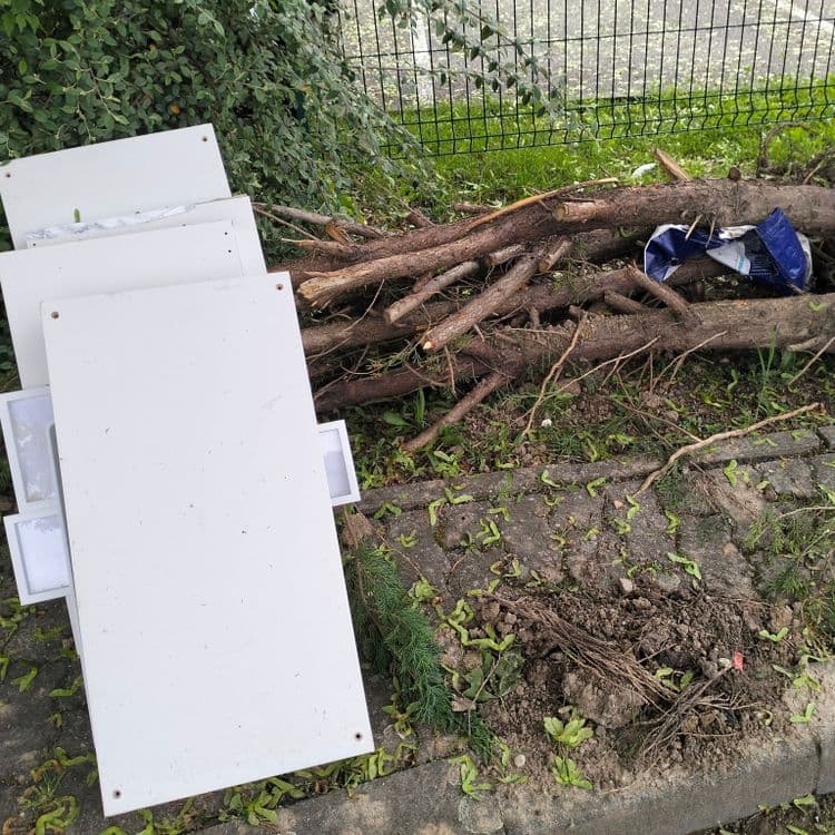 Panneaux de meubles et sac plastique 