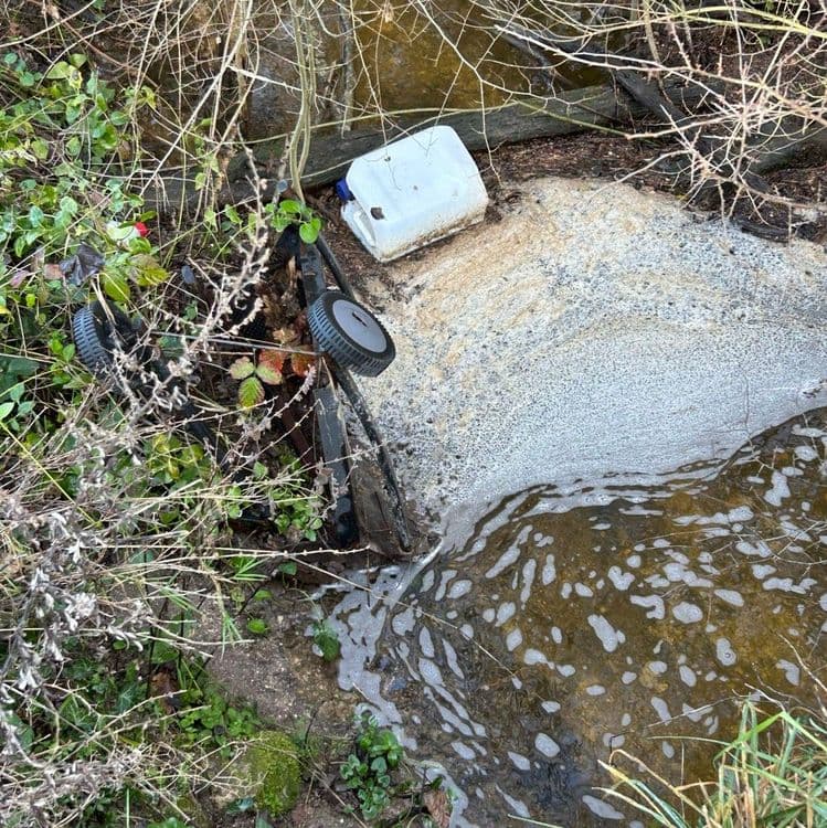 Je constate une pollution de plusieurs bidons ainsi qu’un vestiges de barbecue. Merci pour votre intervention. ￼