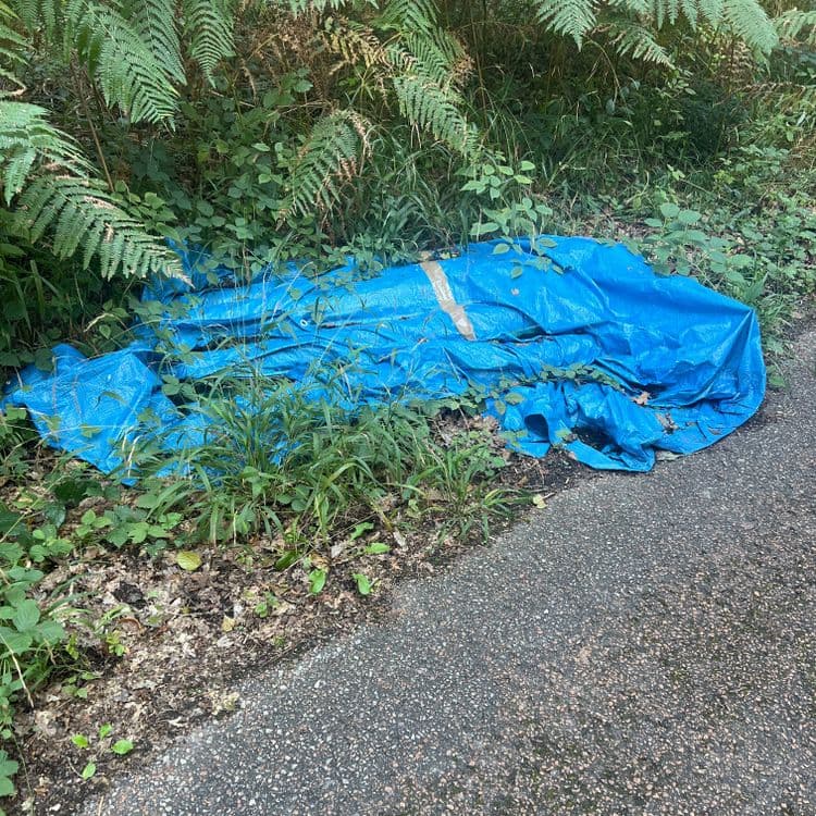 Tôles Fibrociment sous bâche bleu
