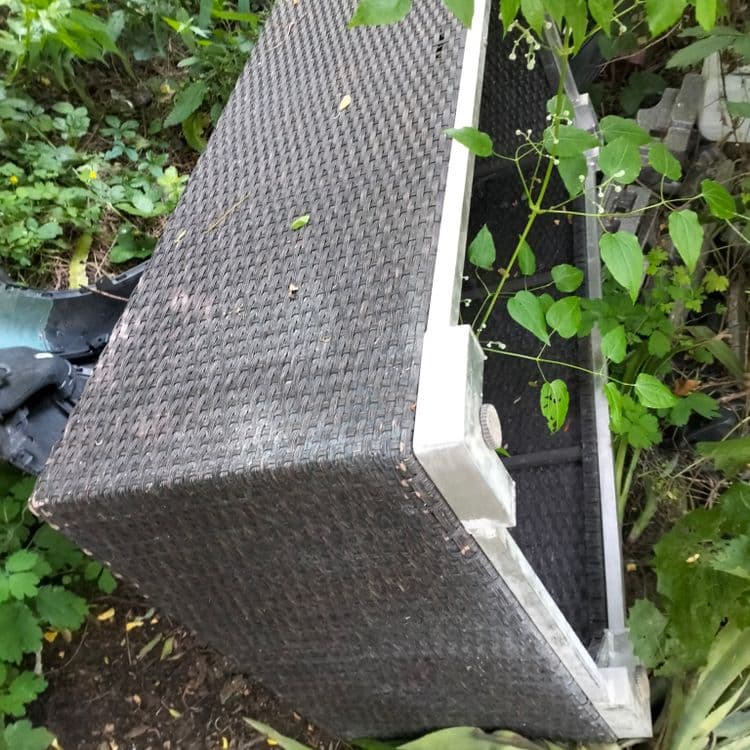 Meuble de jardin et pare choc en bas de talus SNCF 