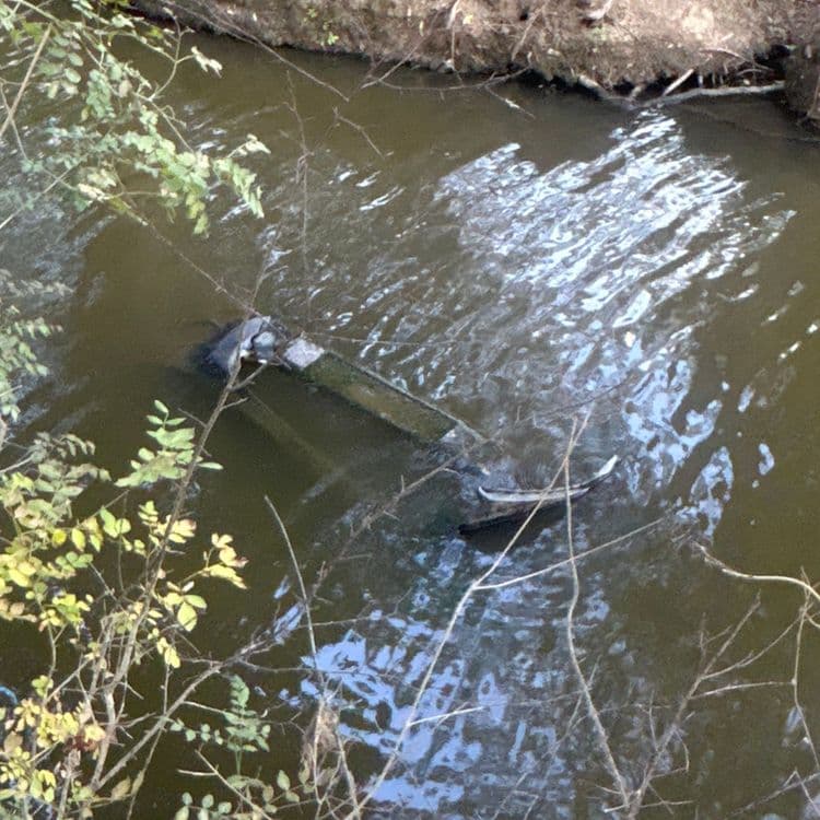 Pare choc de voiture dans l’eau 