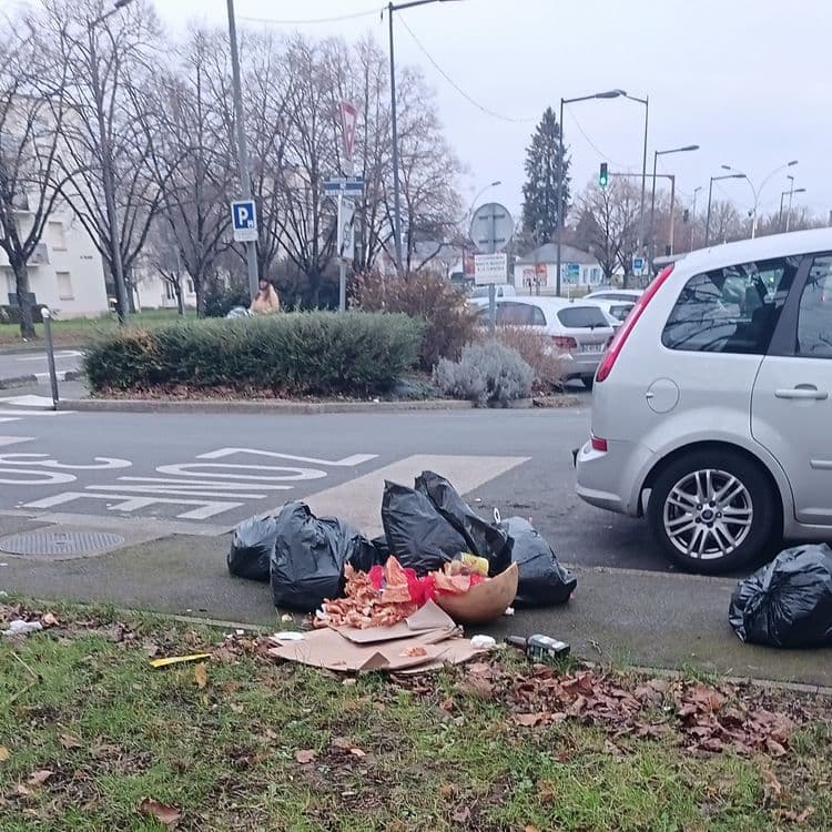 En face du bouchée 1 semaines que c'est là 