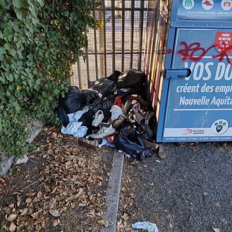 Dépôt d’énormément de vêtement en pied de borne 
