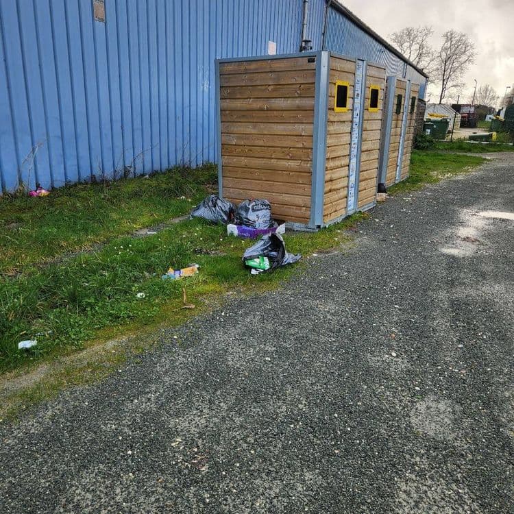 Voici une évaluation des déchets présents sur le site :

*   **Sacs poubelles noirs :** On observe trois sacs poubelles noirs. Estimant un poids moyen de 5 kg par sac, cela représente environ 15 kg de déchets ménagers ou assimilés.

*   **Emballages plastiques et papiers épars :** Divers emballages plastiques et papiers sont dispersés autour des sacs et sur la pelouse. Leur poids est estimé à environ 1 kg au total. Il y a une quantité d'environ 10 éléments distincts.

*   **Débris divers :** On remarque également des débris non identifiés, semblant être des restes de consommation ou des petits objets. Leur poids est estimé à environ 500 grammes, avec une quantité d'environ 5 éléments distincts.

En résumé, le site présente un volume de déchets estimé à environ 16.5 kg.
