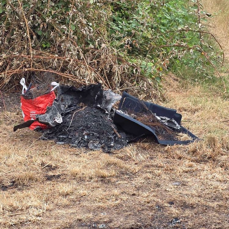 Restes de déchets brûlés 
