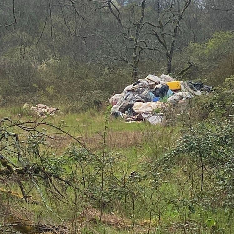 Voici l'analyse des déchets présents sur les images, avec une estimation du poids et des quantités :

**Déchets divers :**

*   **Sacs plastiques noirs :** Estimativement, il y a environ 20 sacs plastiques noirs remplis de déchets divers. On peut estimer un poids total de 50 kg.
*   **Débris de bois (planches, morceaux divers) :** Le volume de bois est conséquent, estimé à environ 100 kg.
*   **Débris métalliques (ferraille, tôles rouillées) :** Divers éléments métalliques sont présents, pour un poids total estimé à 30 kg.
*   **Plastiques divers (bâches, bidons) :** Différents types de plastiques sont visibles, avec un poids estimé à 25 kg.
*   **Vieux filets :** Une grande quantité de filets usagés est présente, avec un poids estimé à 60 kg.
*   **Pneus :** 1 pneus est visible, avec un poids estimé à 10 kg.

**Déchets spécifiques :**

*   **Bidons/conteneurs (huile hydraulique, autres) :** On peut identifier 3 bidons ou conteneurs, dont un avec une étiquette indiquant "Huile Hydraulique". Le poids total est estimé à 15 kg.
*   **Mobilier (élément de structure métallique) :** Un élément de structure métallique (type étagère) est visible, avec un poids estimé à 5 kg.
*   **Déchets non identifiables :** Une partie des déchets est difficilement identifiable en raison de leur état ou de leur position dans l'amas. Un poids de 10 kg est estimé pour cette catégorie.

**Poids total estimé de l'ensemble des déchets : environ 305 kg.**

Il est important de noter que ces estimations sont basées sur l'observation des images et peuvent varier en fonction de la densité des matériaux et du contenu des sacs.