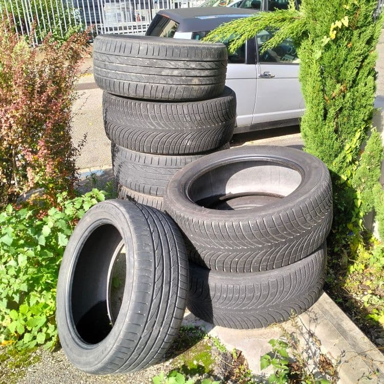 Pneus usagés sur un parking privé 