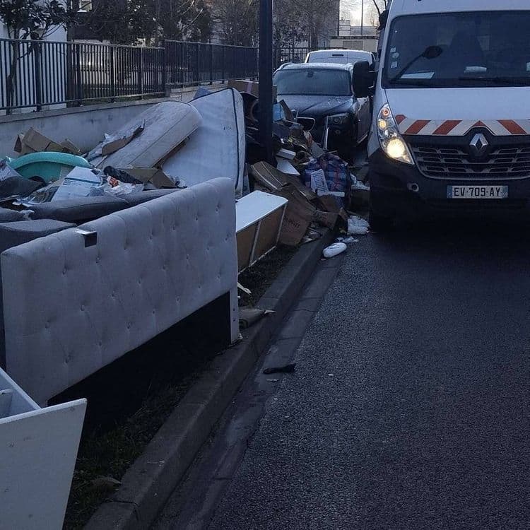 Bonjour je vous signale un comportement indésirable de décharge sauvage le 04/02/2026 a 10h30 le fourgon blanc avec 2 personnes malgré la discution avec il son décharge les encombrants sans aucun respect a les voisins 