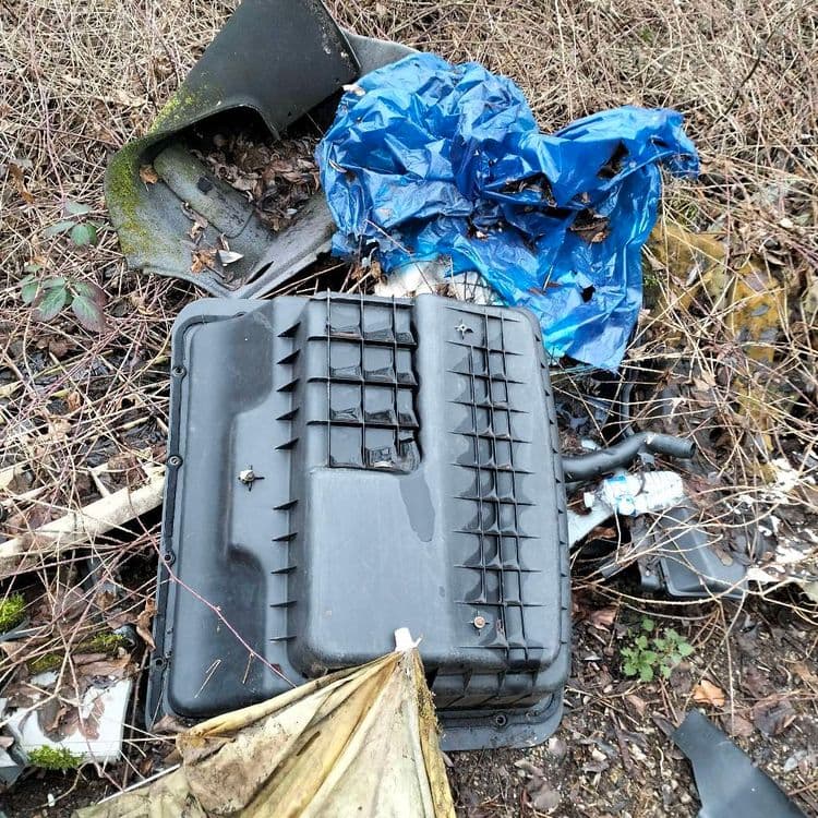 Pare choc et déchets divers abandonnés sur un chemin 