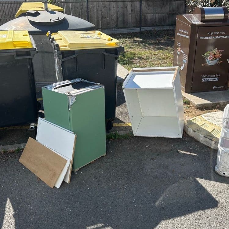 Voici la liste des déchets à enlever :

*   Un appareil électroménager de type lave-vaisselle ou petit réfrigérateur, de couleur verte. Il s'agit d'une seule unité, estimée à environ 35 kilogrammes.
*   Un meuble bas de cuisine ou une étagère, de couleur blanche. Il y a une seule unité, estimée à environ 20 kilogrammes.
*   Des panneaux de bois aggloméré, dont deux blancs et un marron. Il y a trois unités au total, estimées à environ 12 kilogrammes.