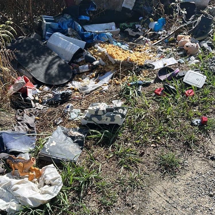 Voici le relevé des déchets abandonnés sur le site :

Type de déchet : Matelas et sommiers
  - Quantité estimée : 4 unités
  - Poids estimé : 100 kg

Type de déchet : Meubles démontés et planches (bois, aggloméré)
  - Quantité estimée : L'équivalent d'une grande armoire et d'une commode, plus une grande planche.
  - Poids estimé : 100 kg

Type de déchet : Sacs de déchets ménagers et divers (plastiques, textiles, petits objets)
  - Quantité estimée : 15 sacs de 100 litres et des déchets en vrac.
  - Poids estimé : 250 kg

Type de déchet : Débris de polystyrène et mousse d'isolation
  - Quantité estimée : L'équivalent de 2 grands sacs de 100 litres.
  - Poids estimé : 20 kg

Type de déchet : Plastiques divers (bouteilles, bidons, contenants)
  - Quantité estimée : Environ 40 unités.
  - Poids estimé : 10 kg

Type de déchet : Textiles et vêtements
  - Quantité estimée : L'équivalent de 2 grands sacs de 100 litres.
  - Poids estimé : 20 kg

Type de déchet : Échelle en bois
  - Quantité estimée : 1 unité.
  - Poids estimé : 10 kg

Type de déchet : Jouets et petits objets divers
  - Quantité estimée : Environ 15 à 20 unités.
  - Poids estimé : 5 kg

Type de déchet : Matière indéterminée (résidus de chantier, textiles dégradés ou matière organique)
  - Quantité estimée : 3 à 4 grosses masses.
  - Poids estimé : 300 kg