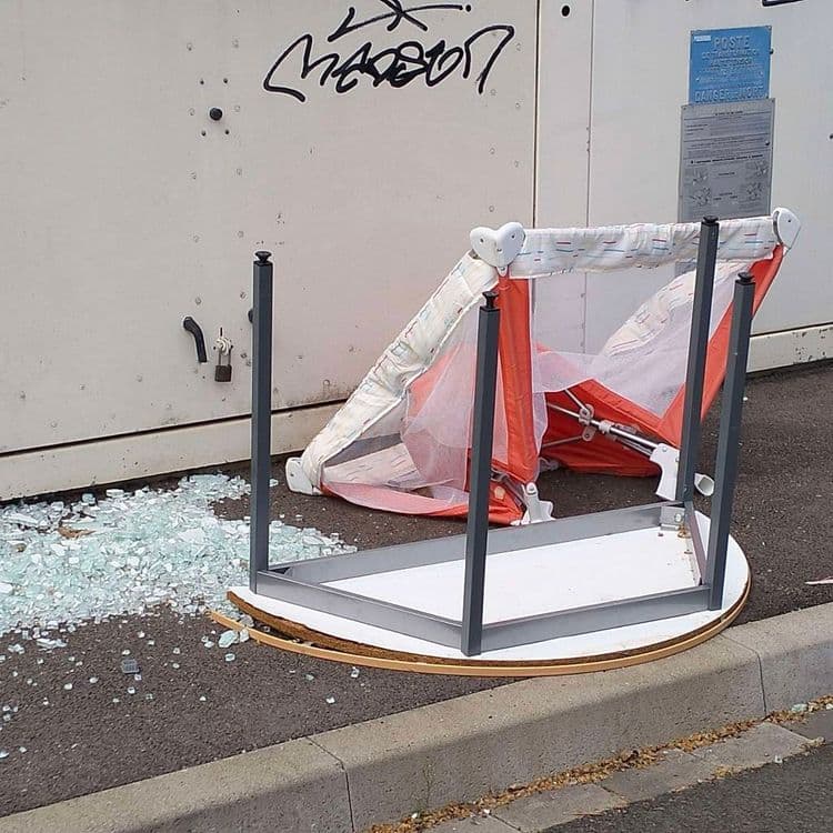 Mobilier abandonné sur le trottoir devant un immeuble de bureaux 