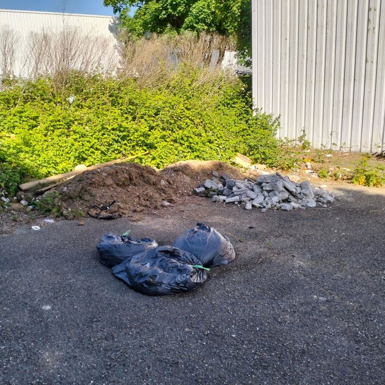 Gravats de chantier et déchets divers abandonnés en zone commerciale 