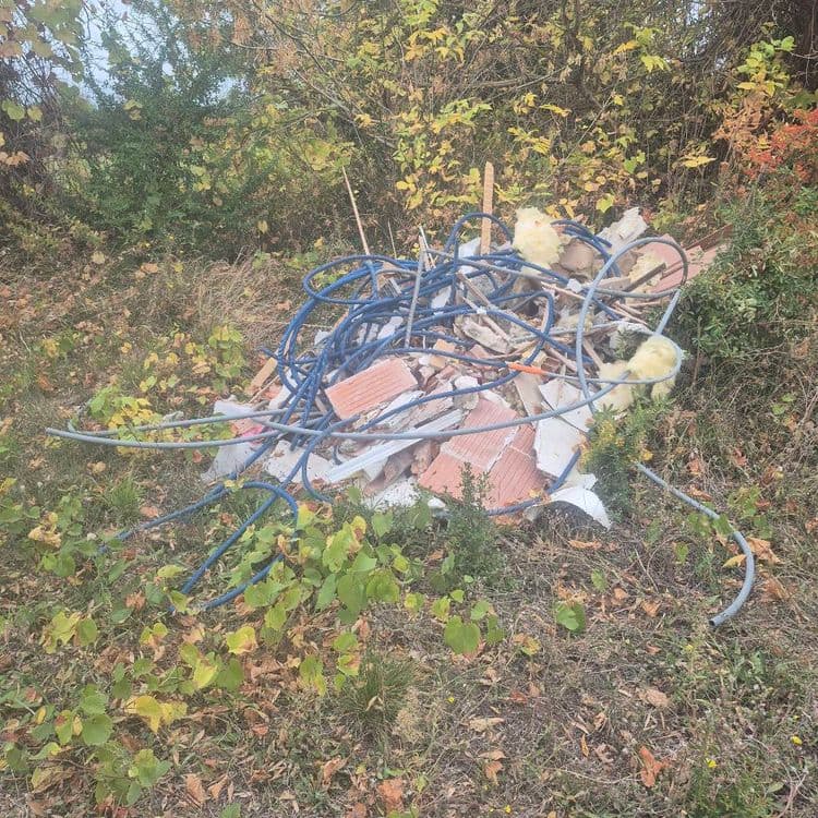 Voici une estimation des déchets présents sur l'image :

*   **Déchets de construction et de démolition** : Il semble y avoir des fragments de briques (environ 5 kg), des morceaux de plâtre et de plaques de plâtre (environ 3 kg), ainsi que divers débris de béton et de ciment (environ 2 kg).

*   **Matériaux d'isolation** : Des morceaux de laine de verre ou de roche sont visibles (environ 0.5 kg).

*   **Plastiques et PVC** : On observe des tuyaux bleus en PVC (environ 4 kg) ainsi que d'autres éléments en plastique divers (environ 1 kg).

*   **Bois** : Quelques morceaux de bois sont présents (environ 1 kg).
