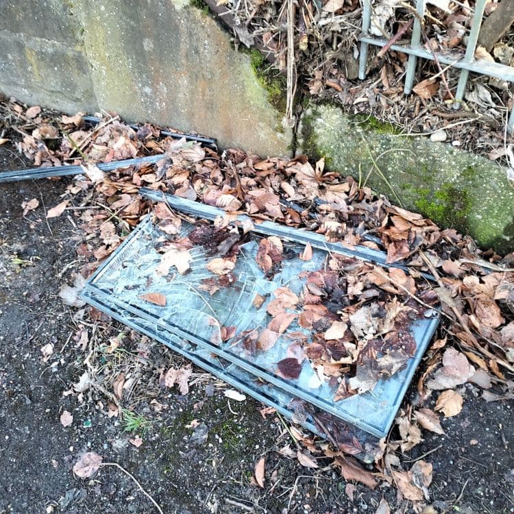 Volume verrier abandonné sur un trottoir à proximité d'un pont 