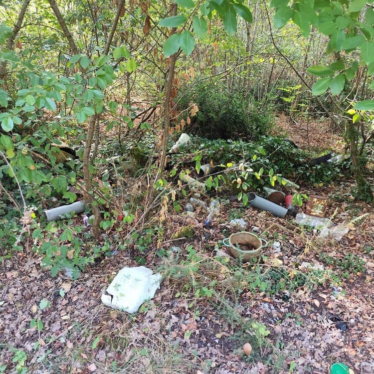 Déchets divers : plastiques, bidons, tuyaux, casserole,...