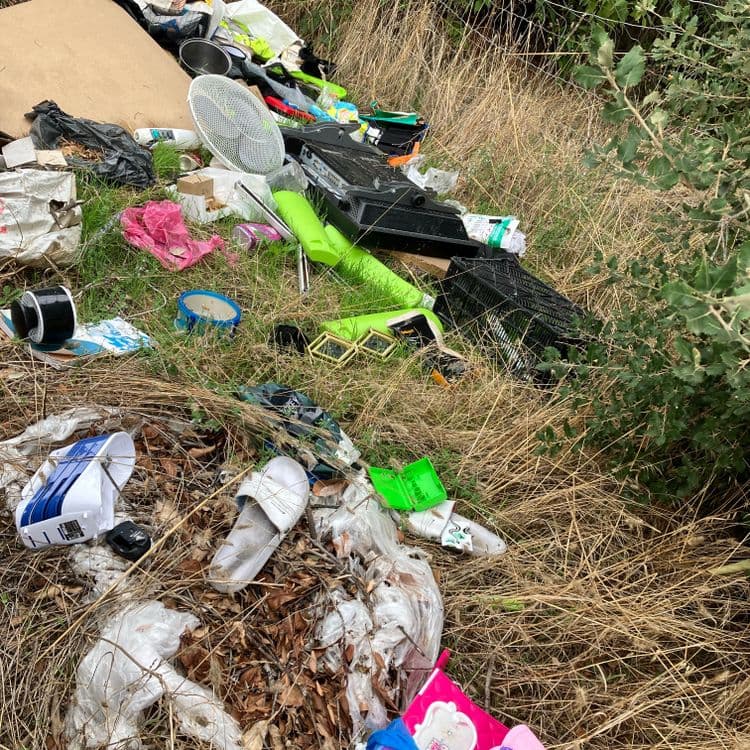 Voici une estimation des déchets abandonnés, basée sur les images fournies :

Nous observons une quantité importante de déchets hétéroclites. Un matelas simple est présent, pesant approximativement 15 kg. On note également la présence de divers plastiques (sacs, emballages, jouets) représentant un volume d'environ 5 kg. Des déchets électroniques sont visibles, notamment un ventilateur et des éléments d'équipement audio-visuel, avec un poids estimé à 8 kg. Des objets divers tels que des chaussures, des ustensiles de cuisine (poêle), des pots de peinture et divers autres articles ménagers représentent environ 10 kg. Enfin, on observe des déchets divers, tels que du bois, des branchages, des feuilles mortes et des débris variés, représentant un poids d'environ 12 kg.
