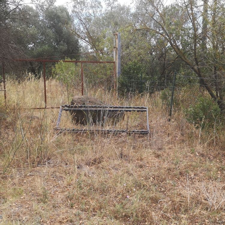 Un sommier en métal abandonné 