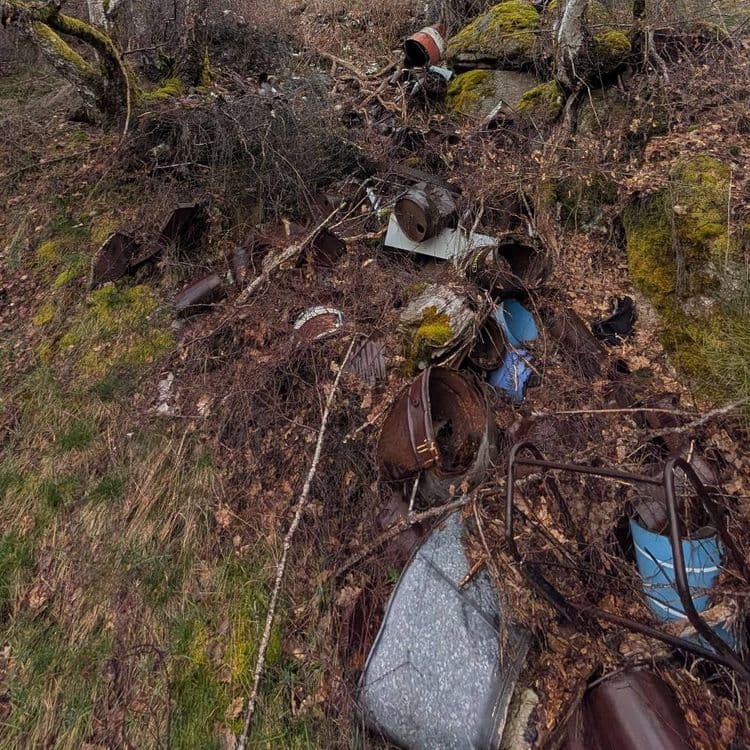 Voici l'analyse des déchets présents sur l'image, réalisée pour faciliter l'organisation de leur enlèvement.

On observe une prédominance de déchets métalliques, notamment des fûts et bidons rouillés. La quantité estimée est d'environ 5 unités, représentant un poids total d'environ 50 kg.

On distingue également de la ferraille diverse (pièces métalliques non identifiées, débris) pour un volume total d'environ 20 kg.

Un bac en zinc est visible, estimé à environ 5 kg.

Des éléments de mobilier semblent présents, dont une structure de chaise ou lit métallique, représentant environ 10 kg.

Enfin, on observe la présence de déchets plastiques (fragments de bidons bleus), estimés à environ 2 kg.

Ces estimations sont données à titre indicatif et peuvent varier en fonction de la densité et de la composition exacte des matériaux.
