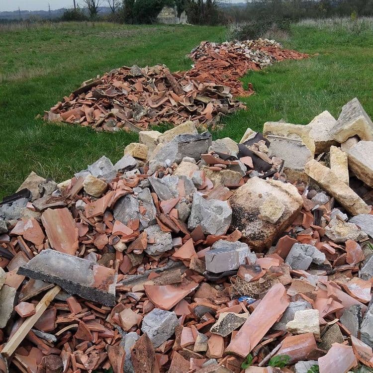 8 dépôts de matériaux de construction en bordure de vignes. Belles pierres de taille et briques. Nécessite un camion. 