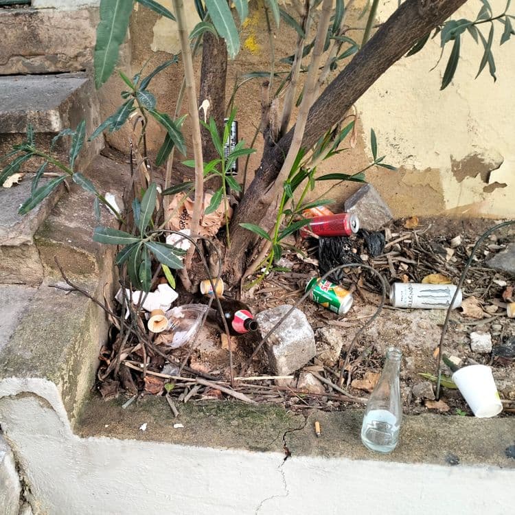 Déchets divers, emballages sur un escalier 