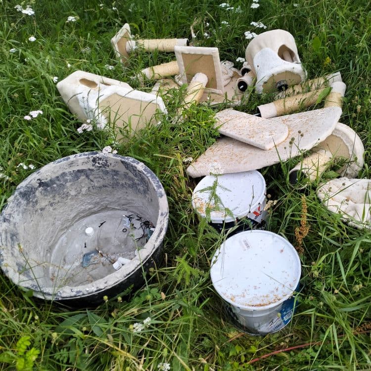 Déchets divers au bord de la route 