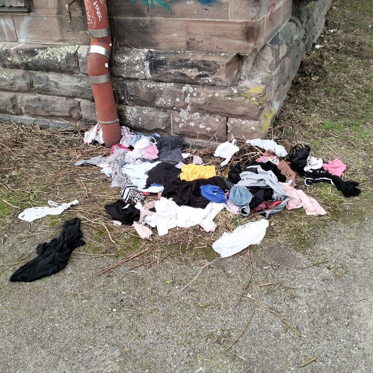 Vêtements abandonnés au bord d'une piste cyclable 