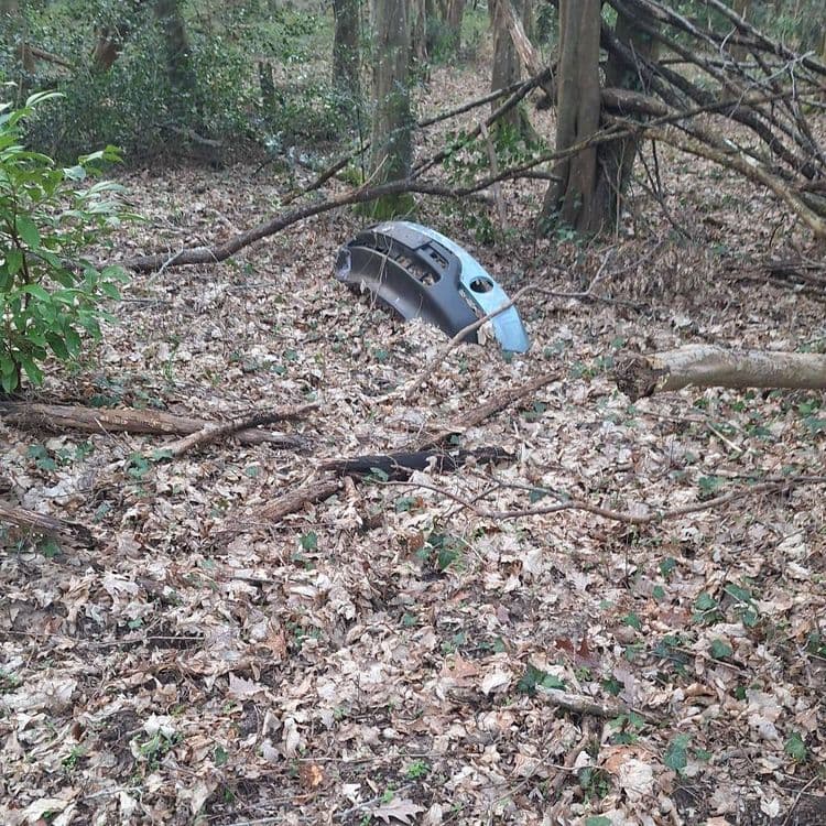 Ensemble de déchets de grande taille. Ils semblent avoir servis à une aire de jeux faite maison. 