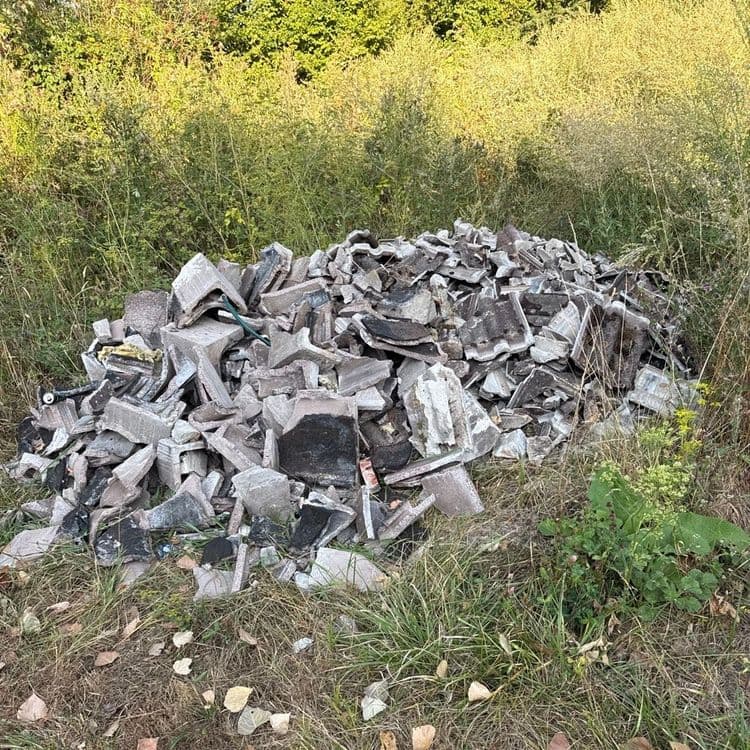 Voici le détail des déchets abandonnés sur le site :

*   **Tuiles de toiture cassées** (mélange de tuiles béton/ciment et potentiellement bitumées)
    *   Poids estimé : Environ 4 500 kg
    *   Quantité estimée : Plusieurs centaines de morceaux

*   **Fragments d'isolant** (type laine minérale)
    *   Poids estimé : Moins de 1 kg
    *   Quantité estimée : Quelques fragments

*   **Canette métallique**
    *   Poids estimé : Environ 0,02 kg
    *   Quantité estimée : 1 unité

*   **Gravats de construction divers** (incluant des morceaux de brique)
    *   Poids estimé : Environ 3 kg
    *   Quantité estimée : Quelques morceaux

*   **Morceau de tube ou tuyau en plastique**
    *   Poids estimé : Environ 0,1 kg
    *   Quantité estimée : 1 morceau