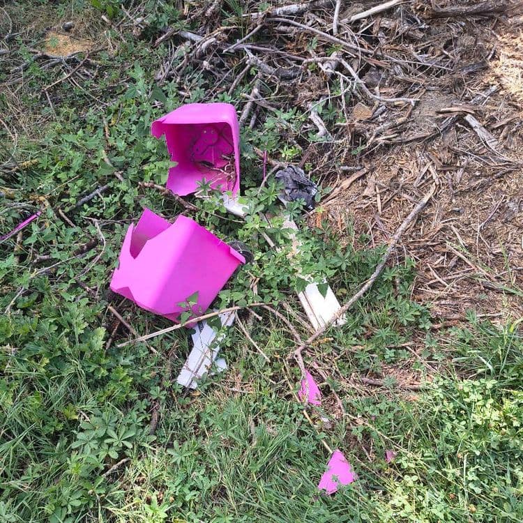 Détritus sauvage après le pont canal de charas commune de muron
 Je constate des déchets plastiques du verre et plaque de Bois 