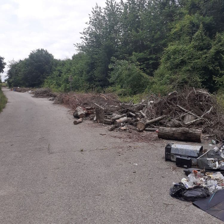 Gravats, plastiques, pots de peinture, bois, appareils électriques...