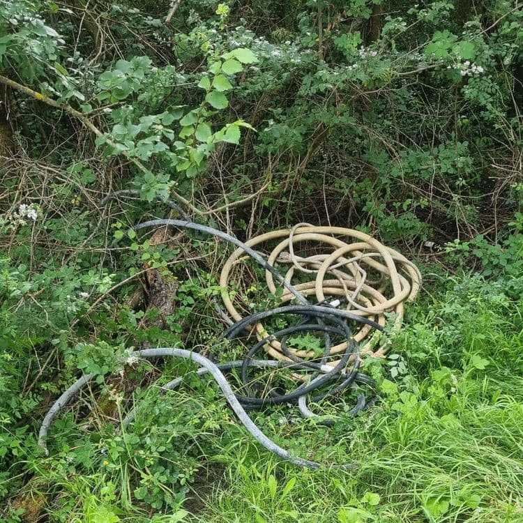 Décharge sauvage de tuyaux usagés dans le chemin entre l'Aubier et la Laudière 