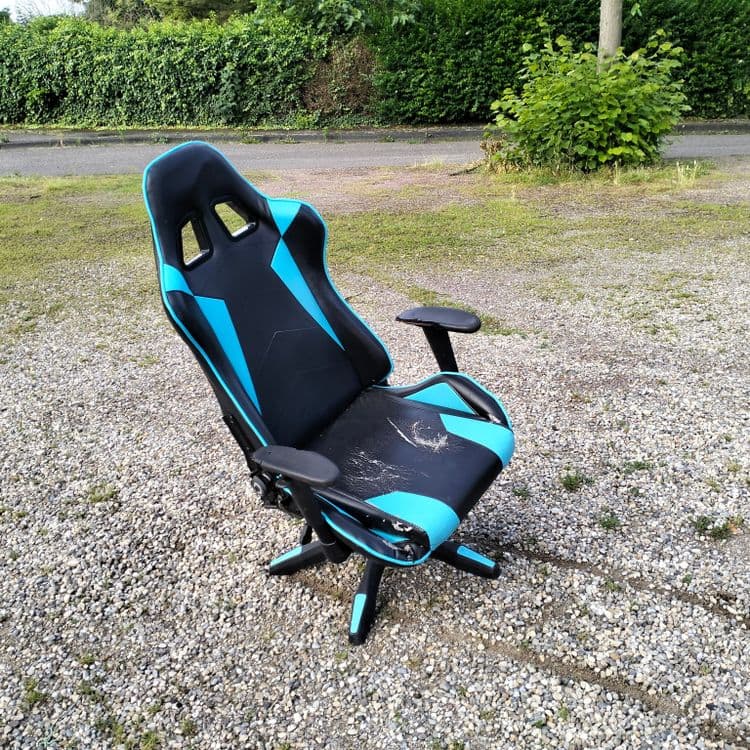 Fauteuil de gaming abandonné sur une place publique 