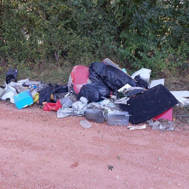 Déchets principalement plastiques et bois.
